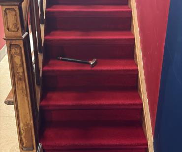 Vue frontale des marches recouvertes de tapis rouge